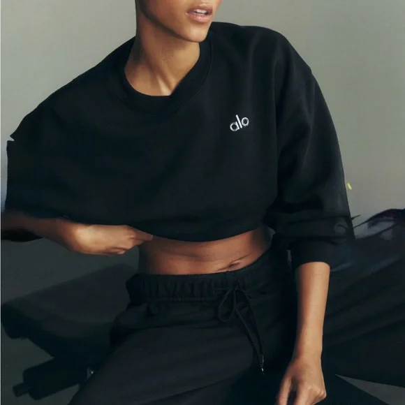 Alo Women’s Black Crewneck Sweatshirt - Picture 3 of 4